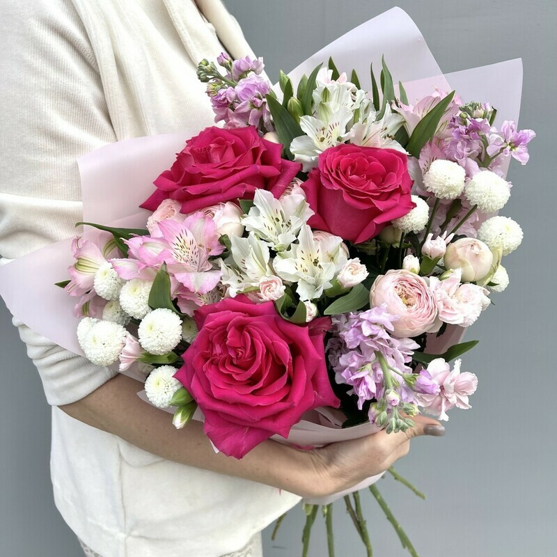 Яркий букет с розами, маттиолой, хризантемами и диантусами, премиум