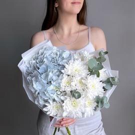 Buket Nebesnaya nezhnost_ iz goluboj gortenzii, beloj hrizantemi i evkalipta