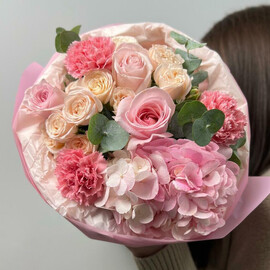 Нежный милый букет с гортензией и ароматными пионовидными розами