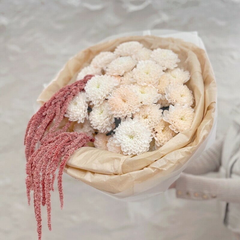 Букет из персиковых хризантем с амарантом, стандартный