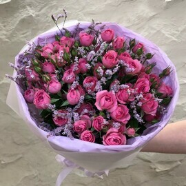 Buket iz kustovoj rozi s limoniumom