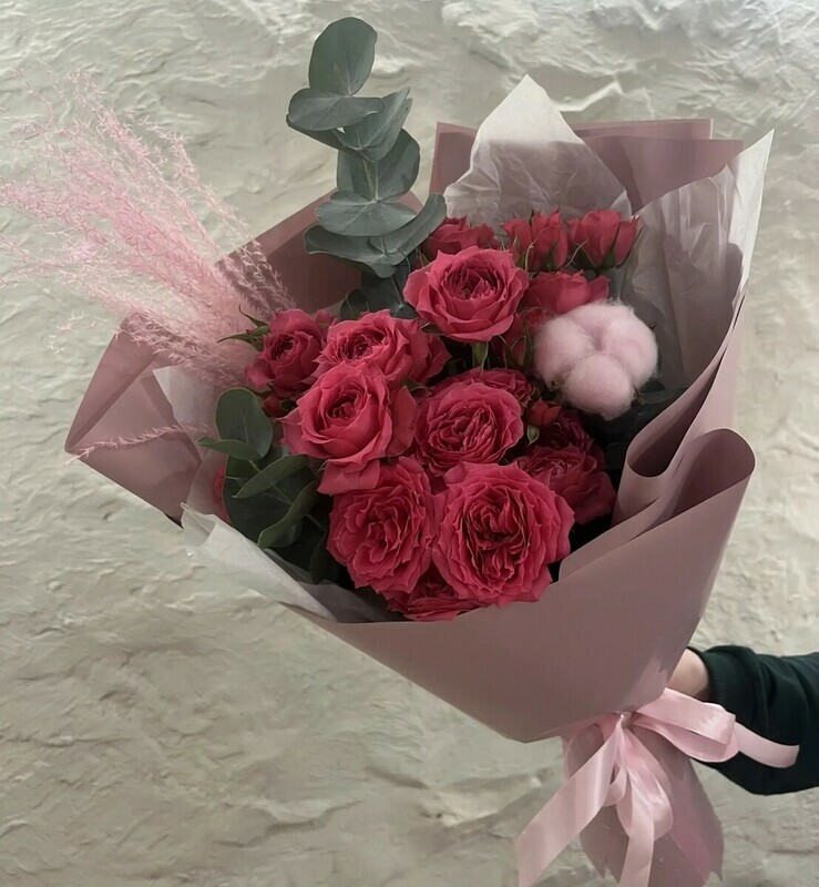 Букет из кустовой розы, хлопка и пампасной травы, премиум