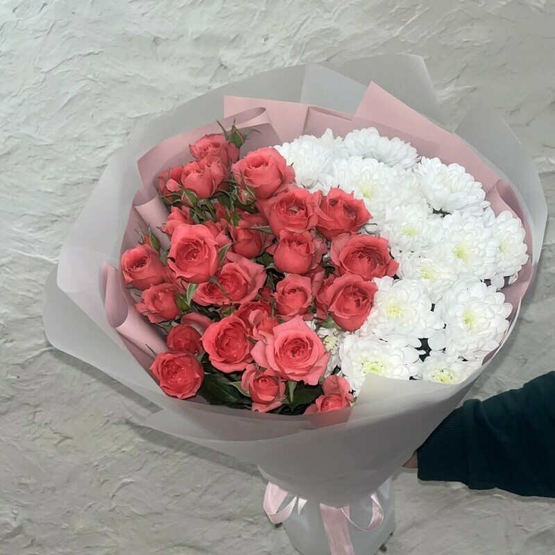 Buket iz kustovih roz i beloj hrizantemi, standart