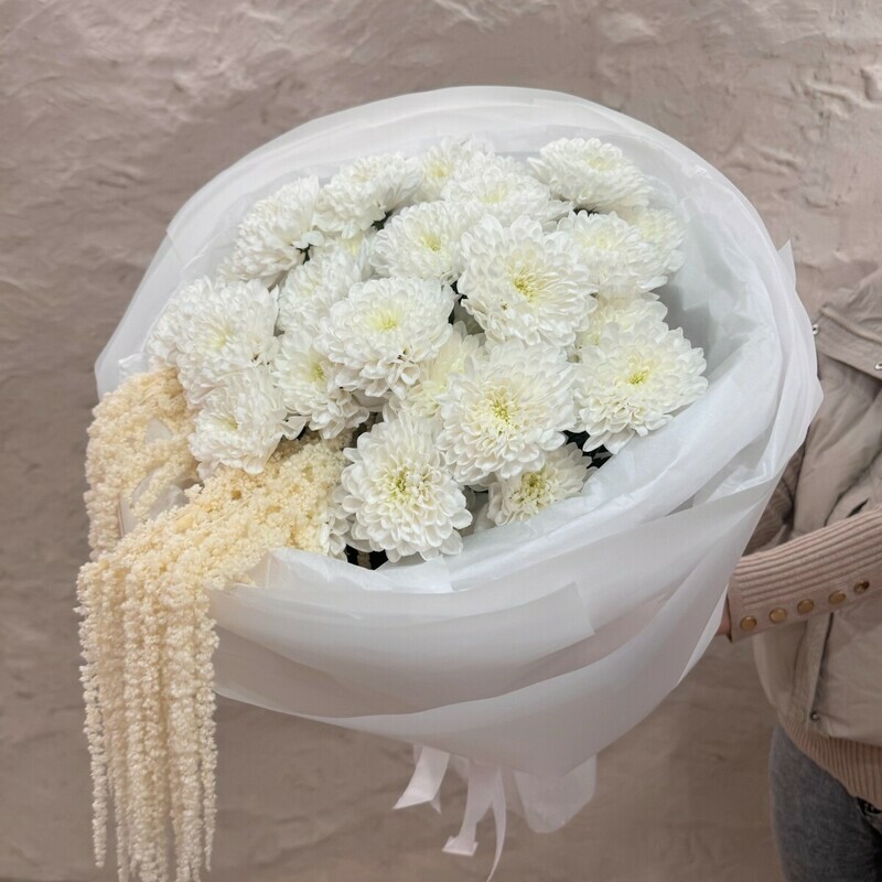 Букет из белых хризантем с амарантом, стандартный