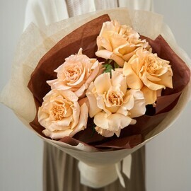 Букет из 5 кремовых роз