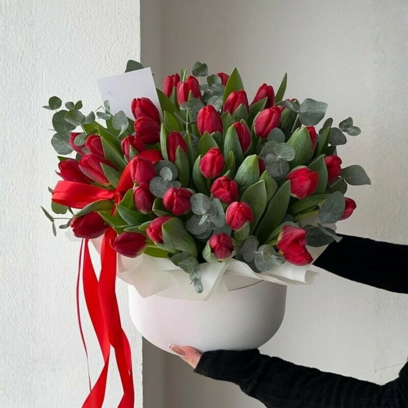 35 тюльпанов в коробке с добавлением эвкалипта , премиум