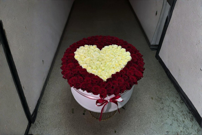 Цветочная коробка с белым сердцем и красными краями подарок, премиум