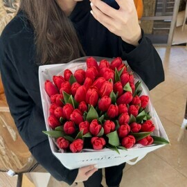 Buket iz 51 klassicheskogo krasnogo tyul_pana v oformlenii s perenoskoj