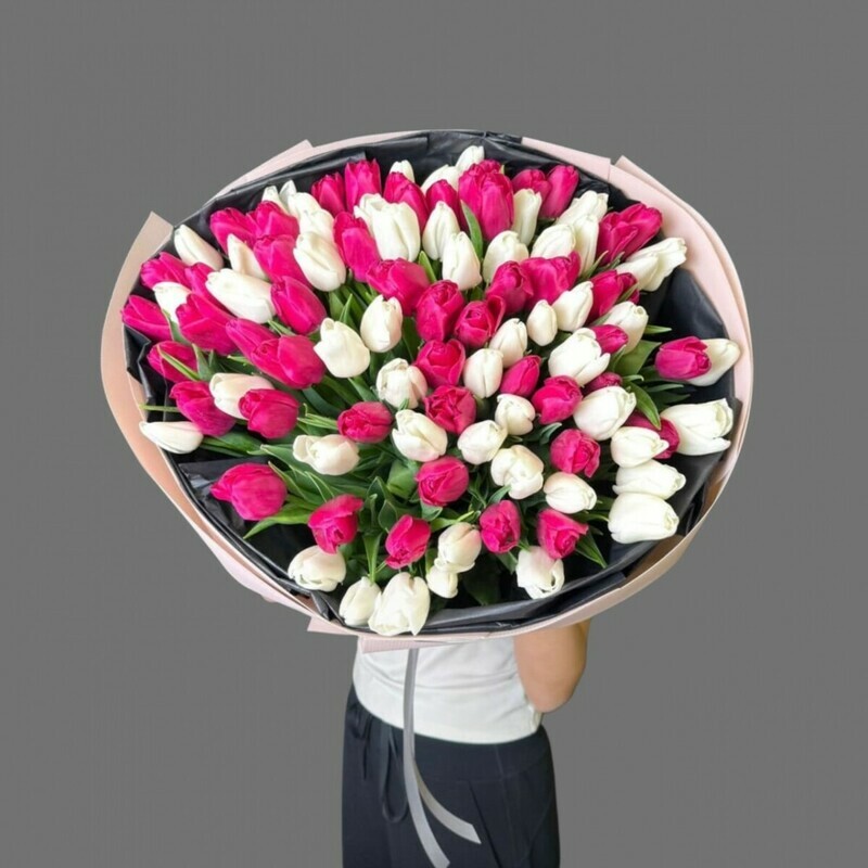 Букет из 101 белого и розового тюльпана — нежная весенняя композиция, премиум
