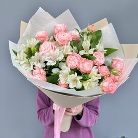 Букет из кустовых пионовидных роз и альстромерии