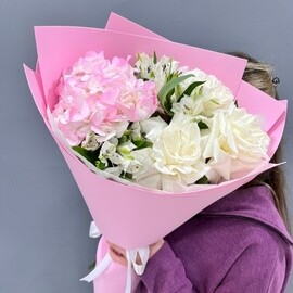 Букет из гортензии, роз французских и альстромерий