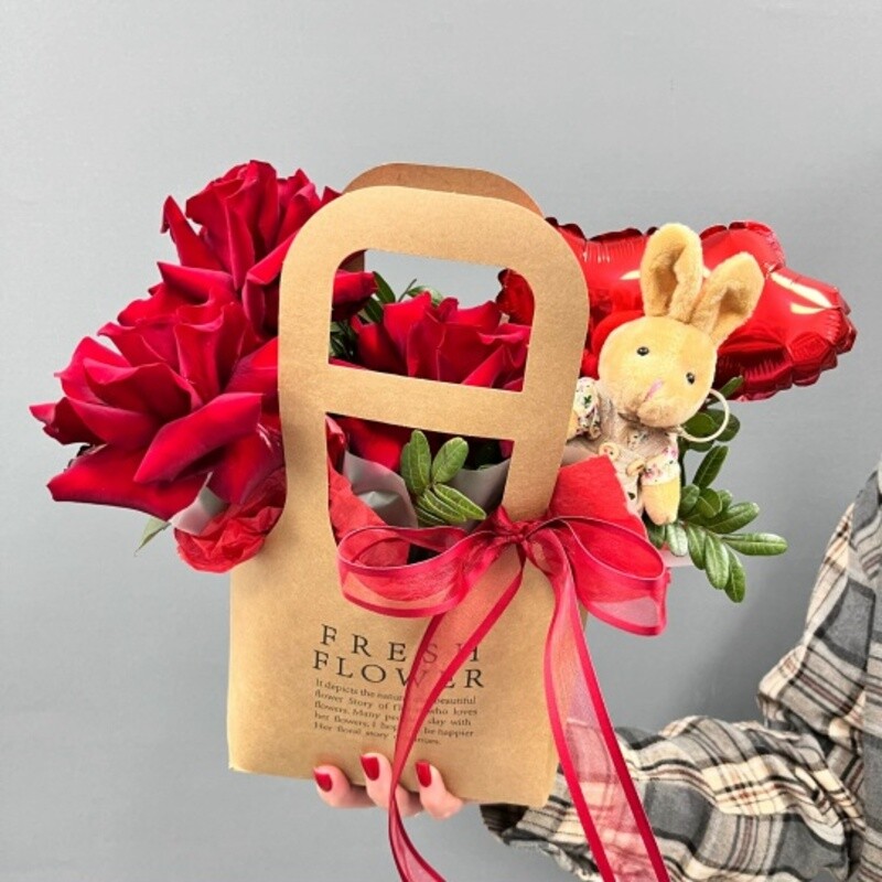 Kompozitciya iz frantcuzskih roz, myagkoj igrushki i SHarikov serdtce, reduced