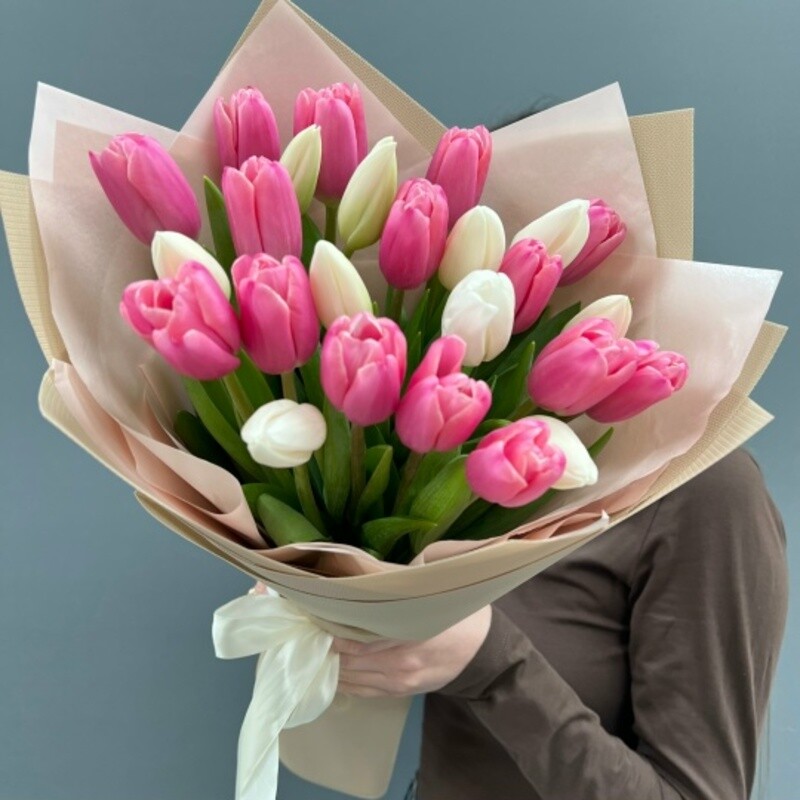 Buket iz belih i rozovih tyul_panov, standart