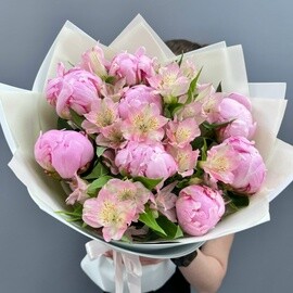 Букет из пионов с альстромерией