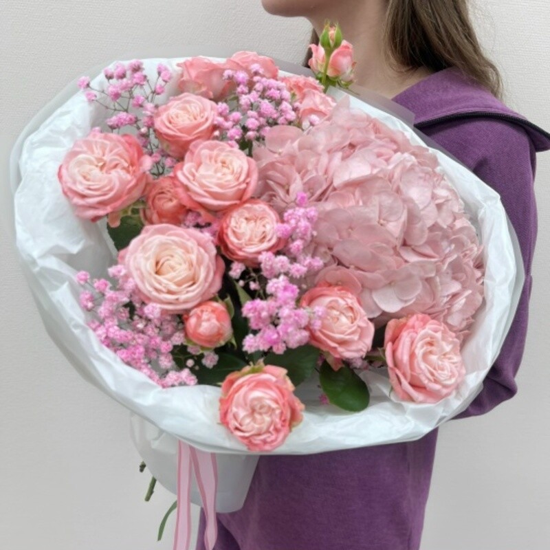 Букет с гортензией и кустовыми розами, премиум