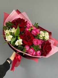 Букет из французских роз, кустовых роз и альстромерий