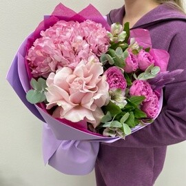 Букет с гортензией, кустовой пионовидной розой и альстромерией