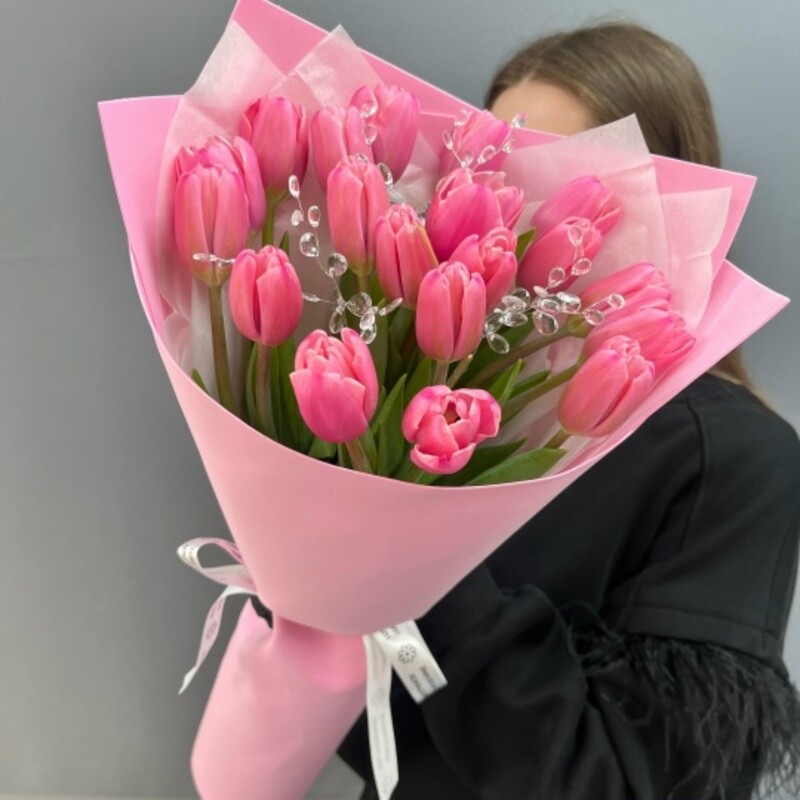 Buket iz 15 rozovih tyul_panov i kristallov, standart