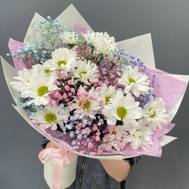 Букет из хризантем и гипсофилы