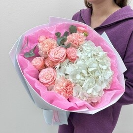 Букет с гортензией и кустовыми розами