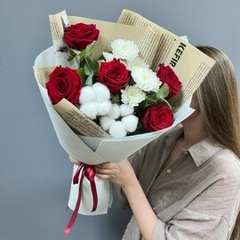 Букет с красными розами и хризантемой