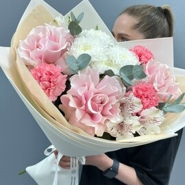 Букет из французских роз и альстромерий