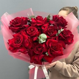 Buket 9 krasnih frantcuzskih roz s evkaliptom