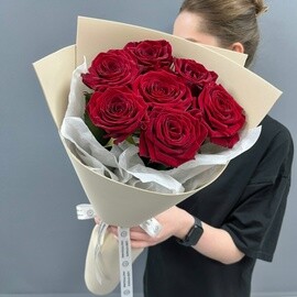 Buket iz 7 krasnih roz