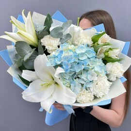 Bouquet of lilies, hydrangeas and dianthuses