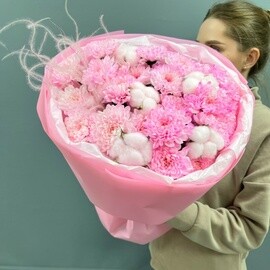 Букет из кустовых хризантем и хлопка