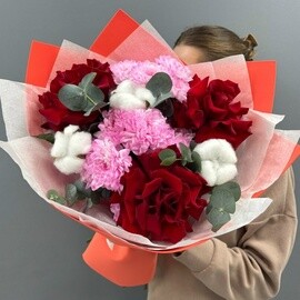 Buket iz frantcuzskih roz, hrizantemi i hlopka