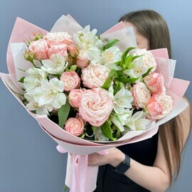 Букет из кустовых пионовидных роз и альстромерии