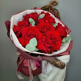 Buket iz 7 frantcuzskih roz i evkaliptom