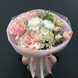 Buket s frantcuzskimi rozami i romashkoj