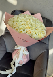 51 belaya roza v stil_noj upakovke