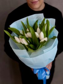 Тюльпаны белые 15 шт в авторской упаковке 