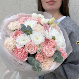 Сборный букет с кустовой пионовидной розой