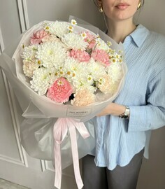 Кружевные диантусы со стойкими кустовыми хризантема и ромашкой