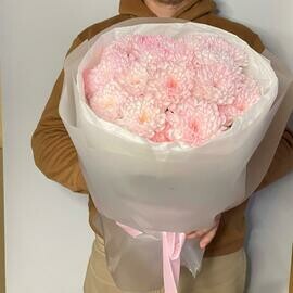 Rozovaya hrizantema buket 5 vetok mamule