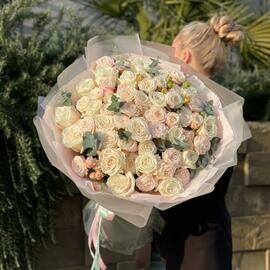 Buket iz pionovidnoj kustovoj i odnogolovoj rozi s evkaliptom «Vlyublennij vzglyad»