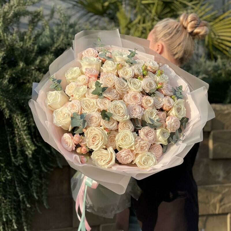 Buket iz pionovidnoj kustovoj i odnogolovoj rozi s evkaliptom «Vlyublennij vzglyad», buket iz pionovidnoj kustovoj i odnogolovoj rozi s evkaliptom «vlyublennij vzglyad»