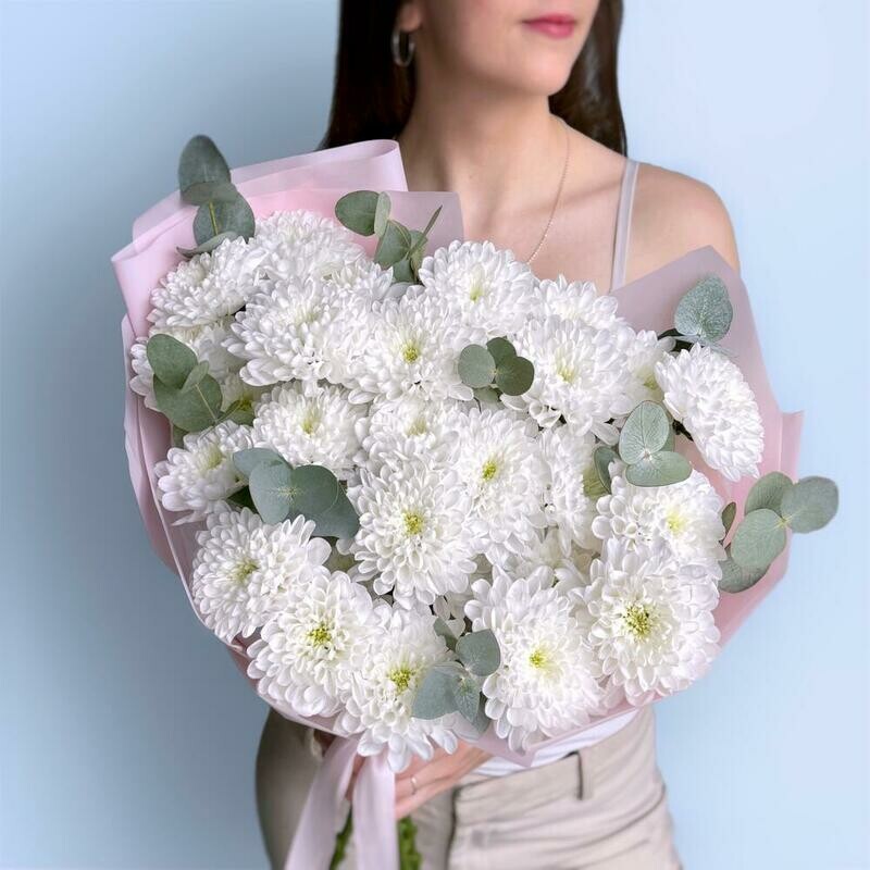 Милый нежный букет кустовая хризантема и эвкалипт, стандартный