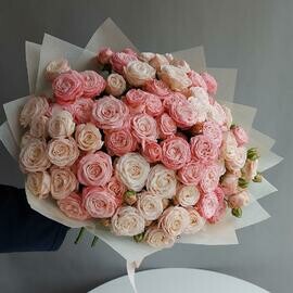 Нежный букет с кустовыми пионовидными розами Шелковый жемчуг. Invaza