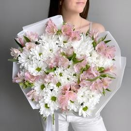 Нежный букет комплимент кустовая хризантема ромашка, альстромерия и эвкалипт