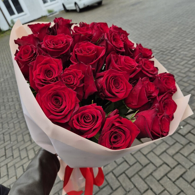25 красных роз с оформлением , шикарный букет 