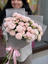 Buket iz 7 kustovih pionovidnih roz