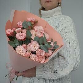 Buket iz kustovih pionovidnih roz