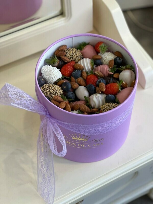 Бокс с клубникой в шоколаде с миндалем и голубикой, клубника в шоколаде