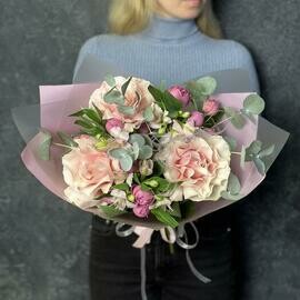 Avtorskij buket iz rozovoj frantcuzskoj rozi, al_stromerii i kustovoj pionovidnoj rozi s evkaliptom