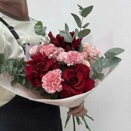 Букет из красных французских роз Эксплорер, кустовой пионовидной розы и диантусов